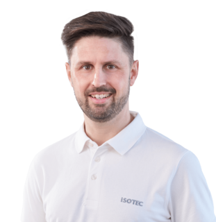 ISOTEC Mitarbeiter im Porträt mit weißem Polo